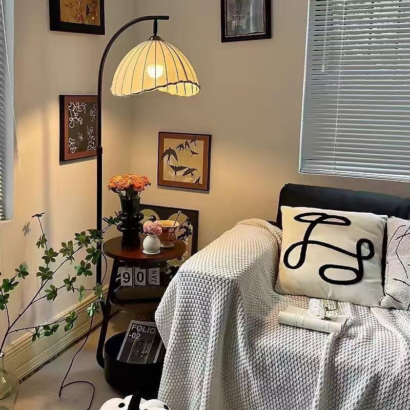 Moderne Stehlampe mit Regalen