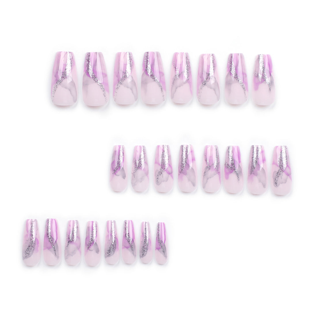 Kunstvolle Nailart mit Glitzerdetails Karnz