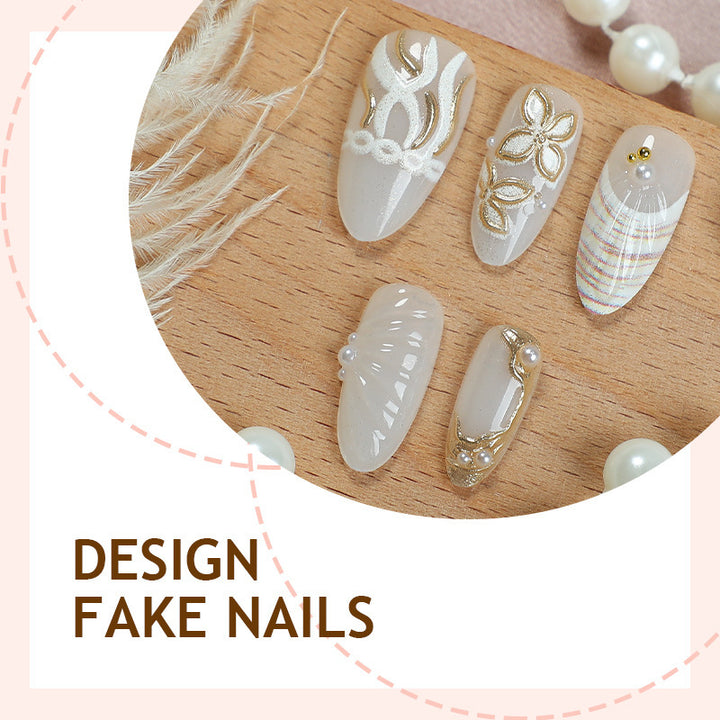 Kunstnagelset mit luxuriösen Goldverzierungen und eleganten Naturmotiven Karnz