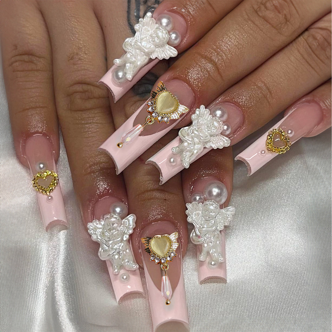 Dekoratives Press-On Nagelset mit 3D Akzenten Karnz