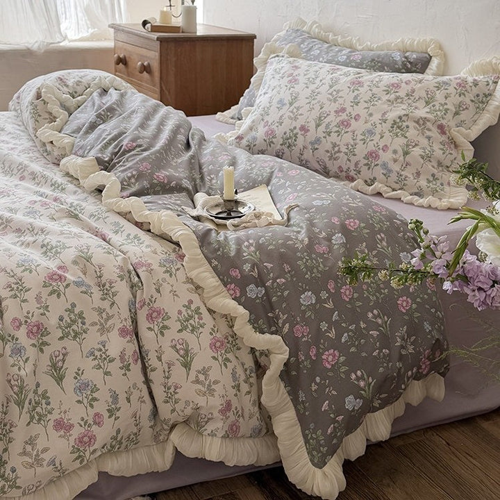 Wendbare Steppdecke im Vintage‑Botanik‑Design mit Volant und passenden Kissenbezügen