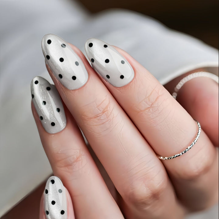 Künstlerisches Press-On Nagelset mit gepunktetem Design Karnz