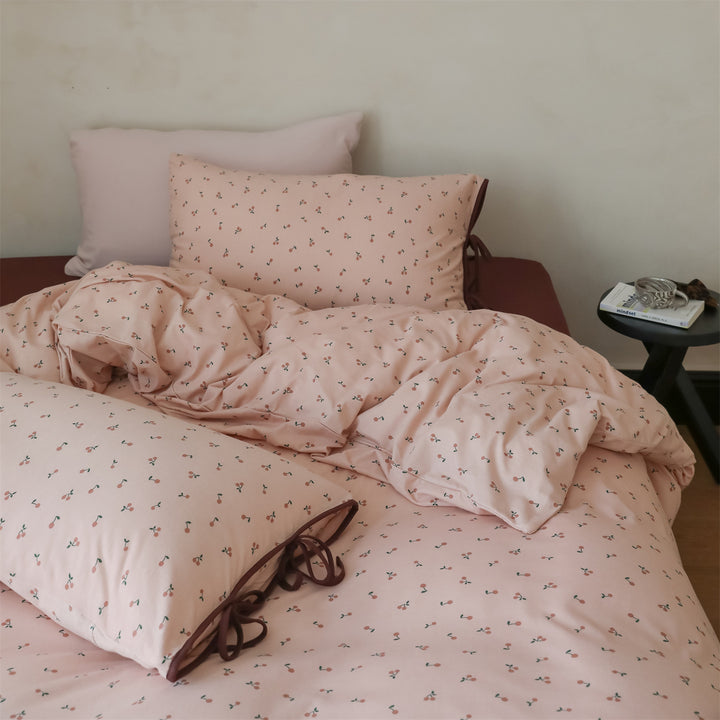 Bettwäsche-Garnitur aus Baumwoll-Satin mit kleinem Kirschdessin und Kissen-Bindebändern