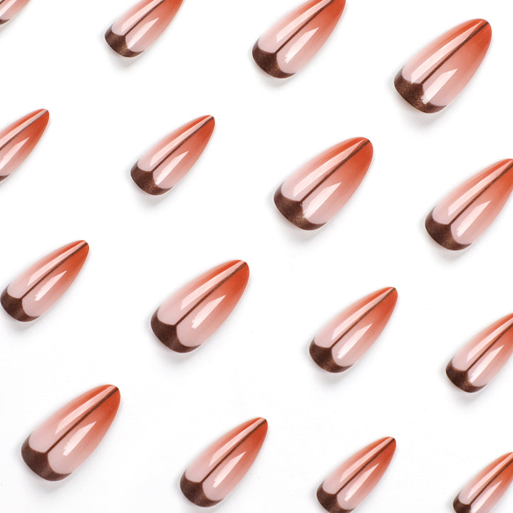 Kunstvolle Stiletto-Nägel mit trendigem Ombre-Effekt Karnz