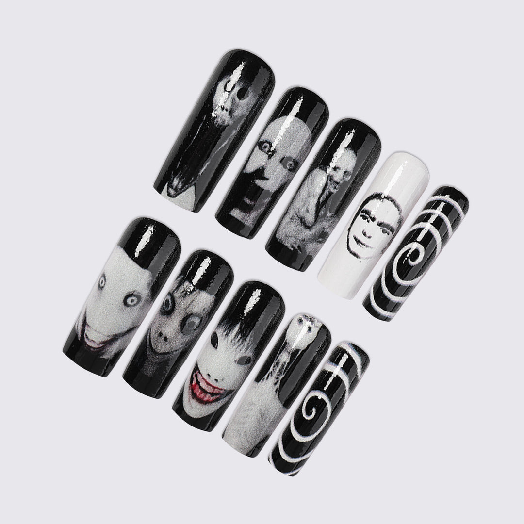 Kreatives Kunstnagelset mit gruseligen Designmotiven Karnz