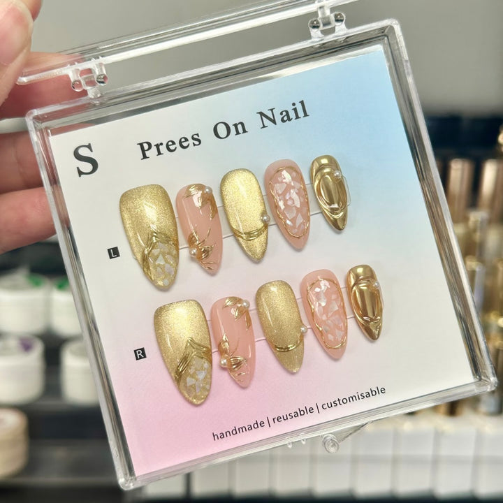 Elegantes Press-On Nagelkunstset mit goldenen Akzenten