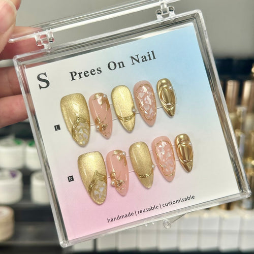 Elegantes Press-On Nagelkunstset mit goldenen Akzenten