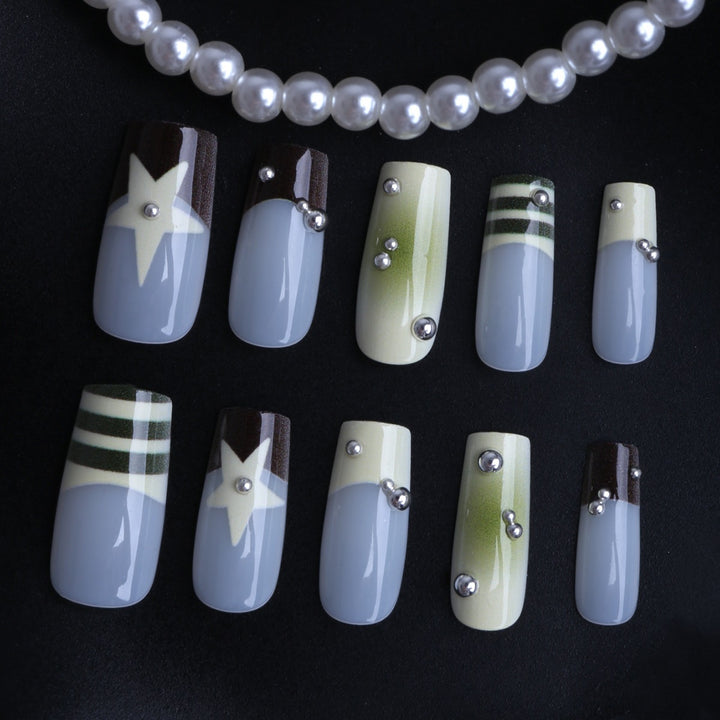 Elegante Kunstnägel mit Dekoration Karnz