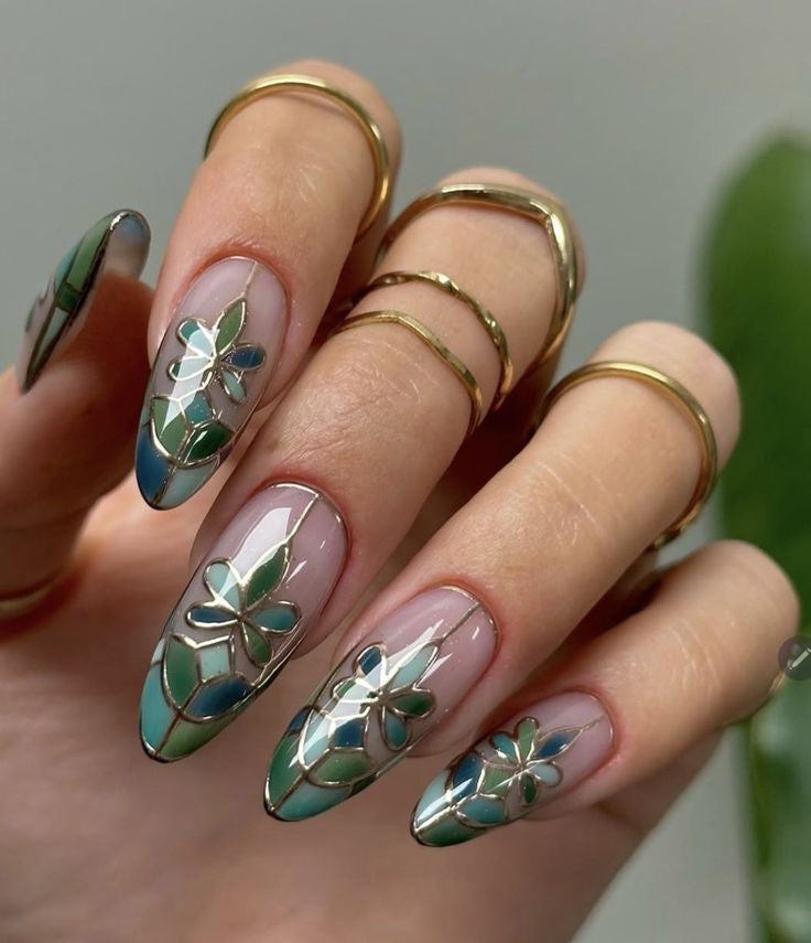 Französische Kunstnägel mit Floralem Design Karnz