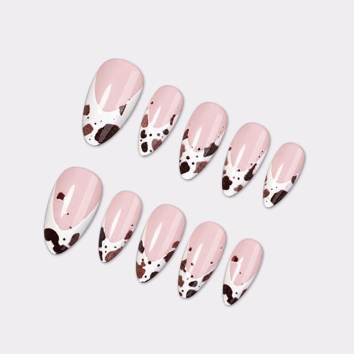 Exquisites Kunstnagelset mit eleganten Kaffeeflecken-Design Karnz