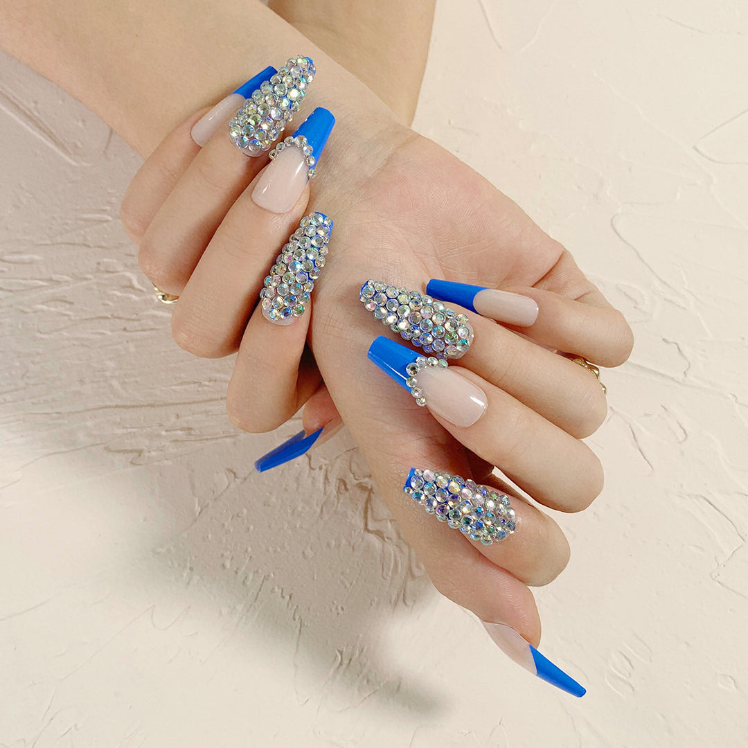 Nagelkunst mit Herz- und Lippenmotiven Karnz