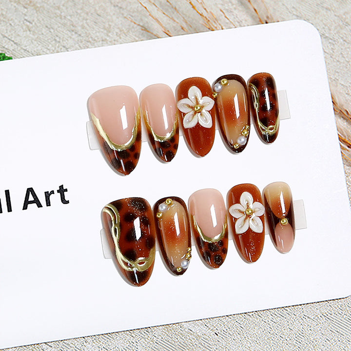 Elegante Kunstnägel mit floralen und tierischen Motiven Karnz