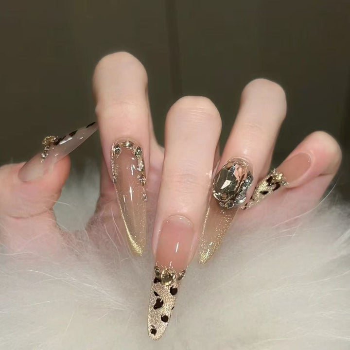 Glamouröse Strass-Nagelkunst