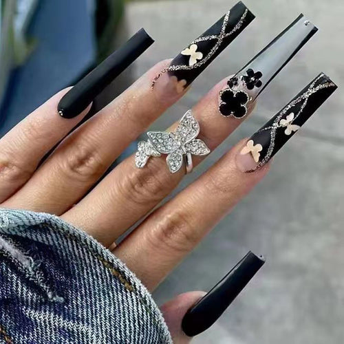 Kunstnagelset mit eleganten Schmetterlings- und Blumenmotiven Karnz