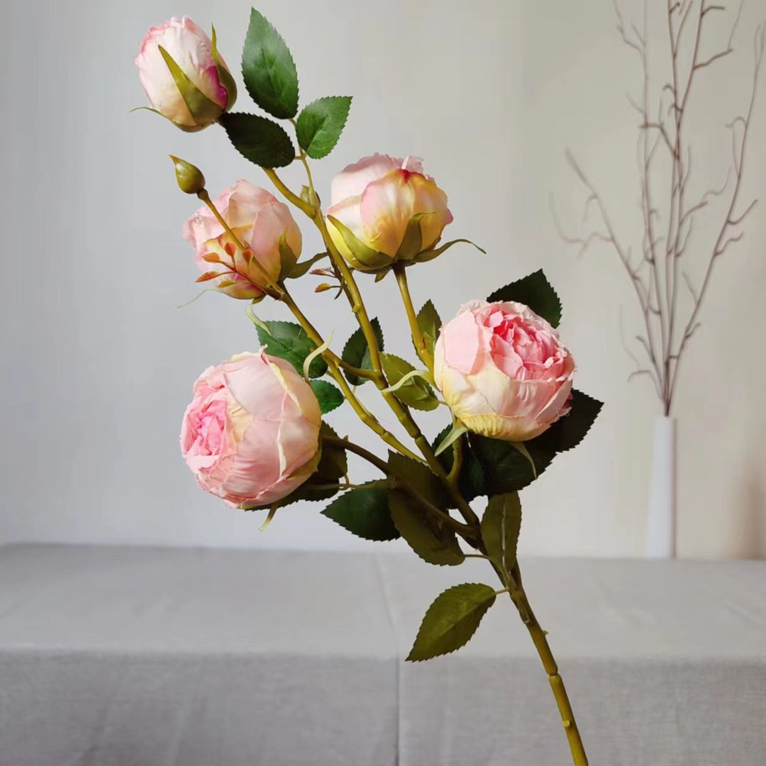 Lebensechte Rosenblütenzweig