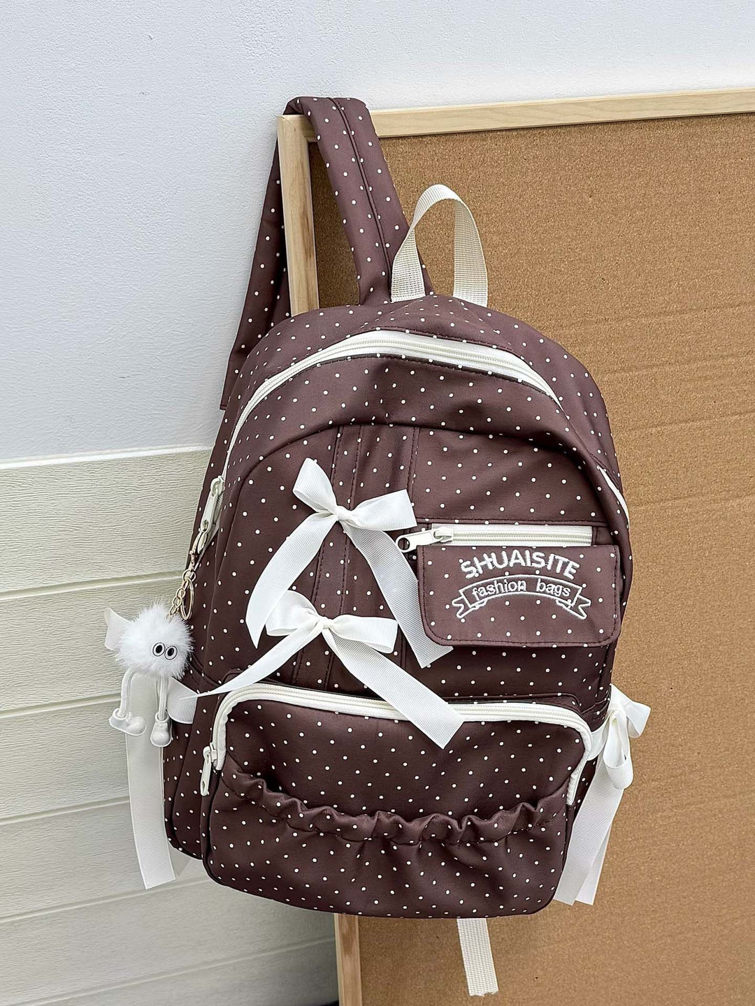 Verspielt gepunkteter Rucksack