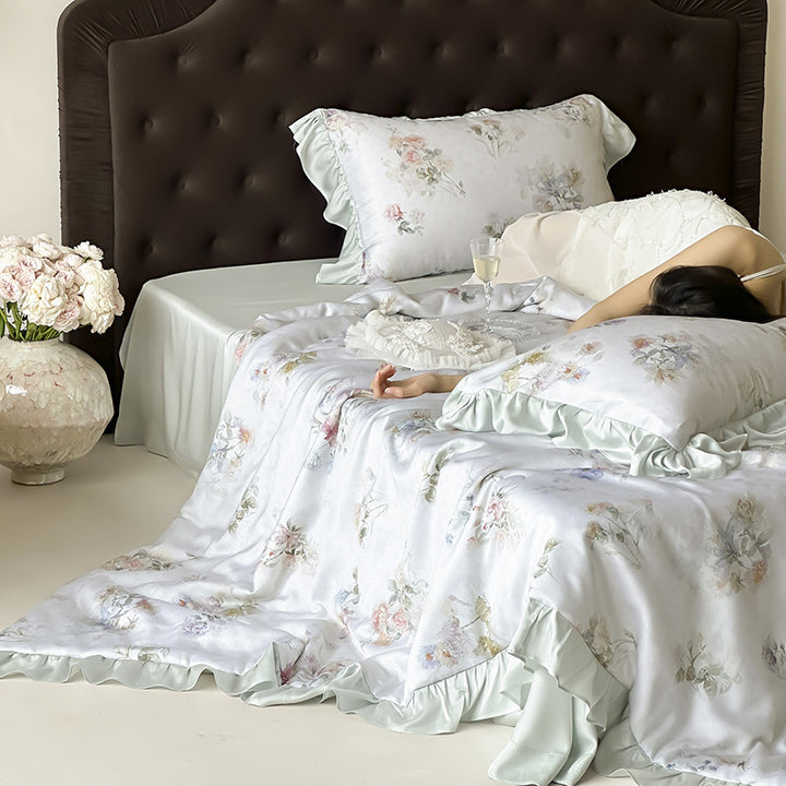 Satin-Schlafgarnitur mit seidigem Finish, Aquarell-Blumenmotiv und Volantkanten