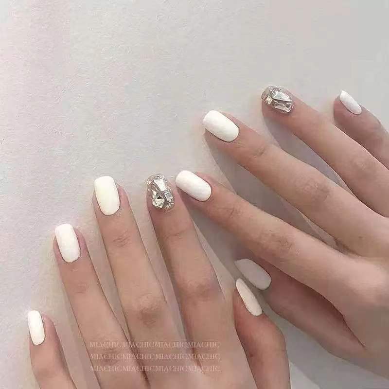 Kunstnägel mit Glitzer-Design und eleganten Akzenten Karnz