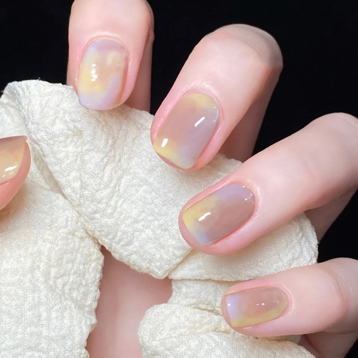Kunstvolle Nagelkunst mit Glitzer- und Ombre-Design Karnz