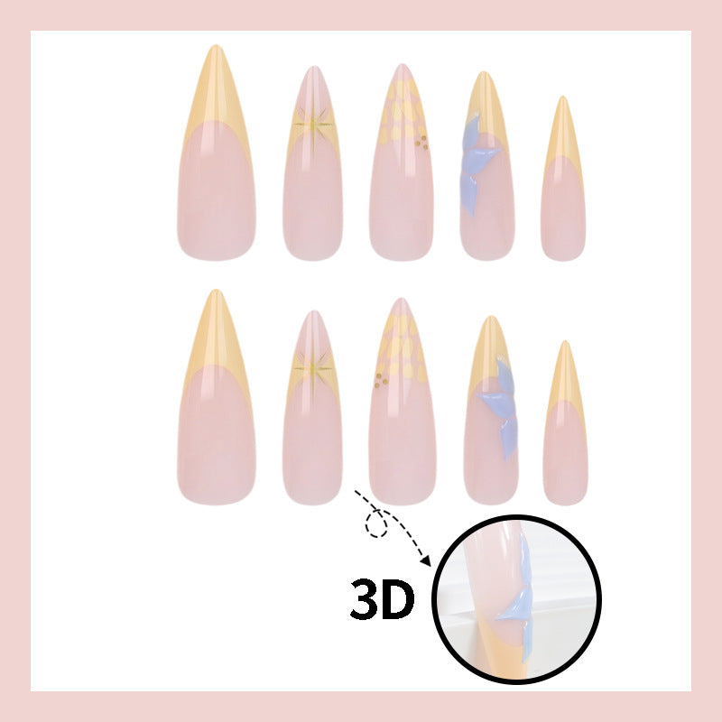 Kunstnagelset mit elegantem blumigen Design und goldenen Akzenten Karnz