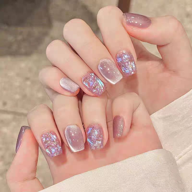 Kunstnägel mit Elegantem Ombre-Effekt und Glitzer Karnz