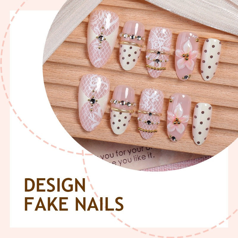 Kreatives Kunstnagelset mit eleganten Verzierungen Karnz