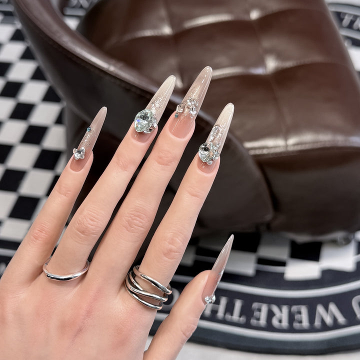 Glamouröse Stiletto Press-On Nagelspitzen mit Kristallverzierungen Karnz