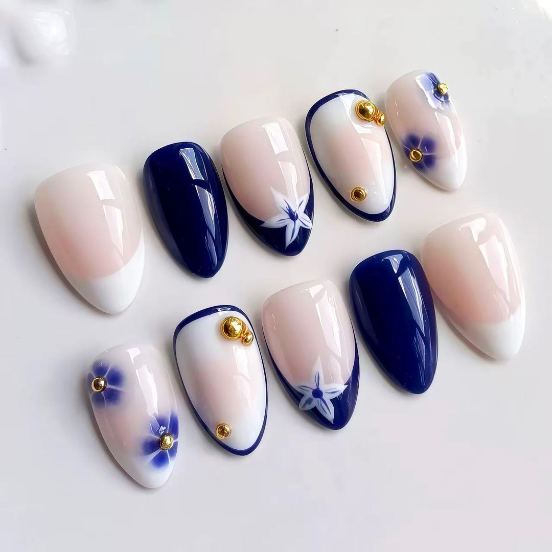 Elegantes, mit Blumen und Sternen verziertes Press-On-Nagelset