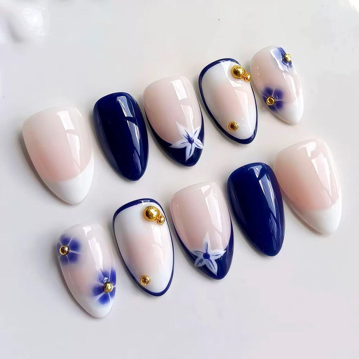 Elegantes, mit Blumen und Sternen verziertes Press-On-Nagelset