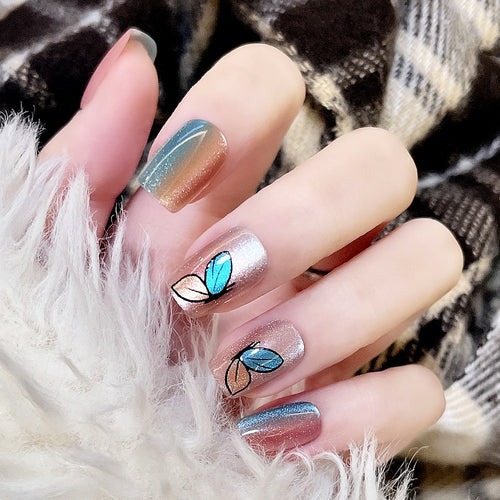Blumeninspiriertes Press-On Nagelset Karnz