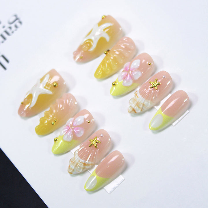 Kunstnagelset mit maritimen Muschel- und Blütenmotiven Karnz