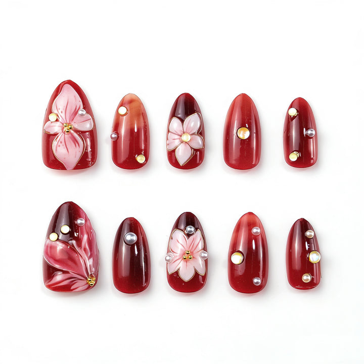 Elegante Kunstnägel mit floralen Akzenten Karnz