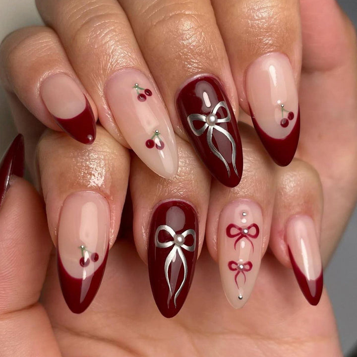Glamouröse Stiletto-Nägel mit zarten Akzenten Karnz