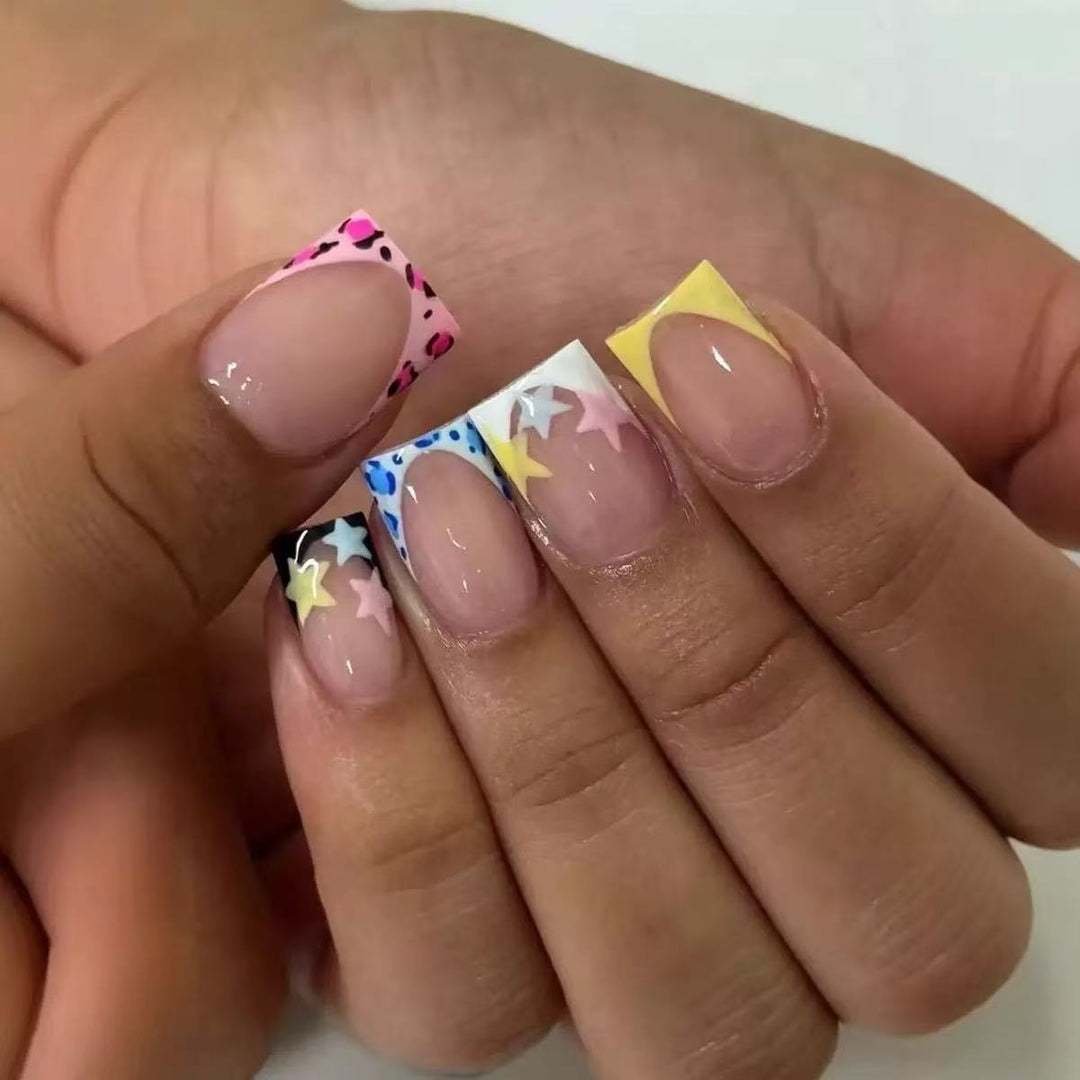 Kunstnagelset mit bunten Sternenmotiven und modernen Akzenten Karnz