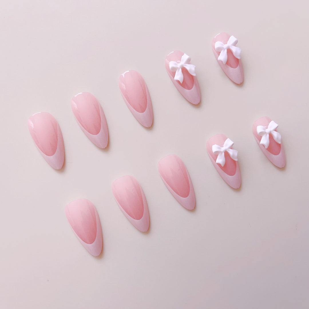 Kunstnagelset mit eleganten Spitzen und zarten Schleifenverzierungen Karnz