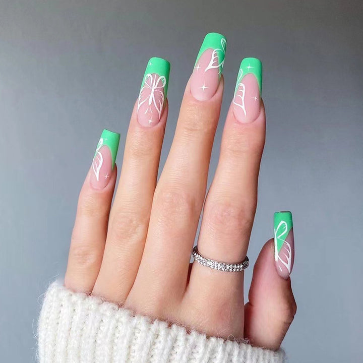 Kunstvolle Nailart mit floralen Akzenten Karnz