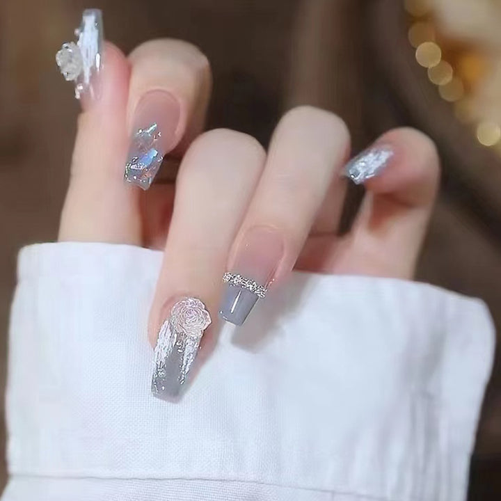 Kunstnagelset mit eleganten Glitzerverzierungen und schimmernden Akzenten Karnz