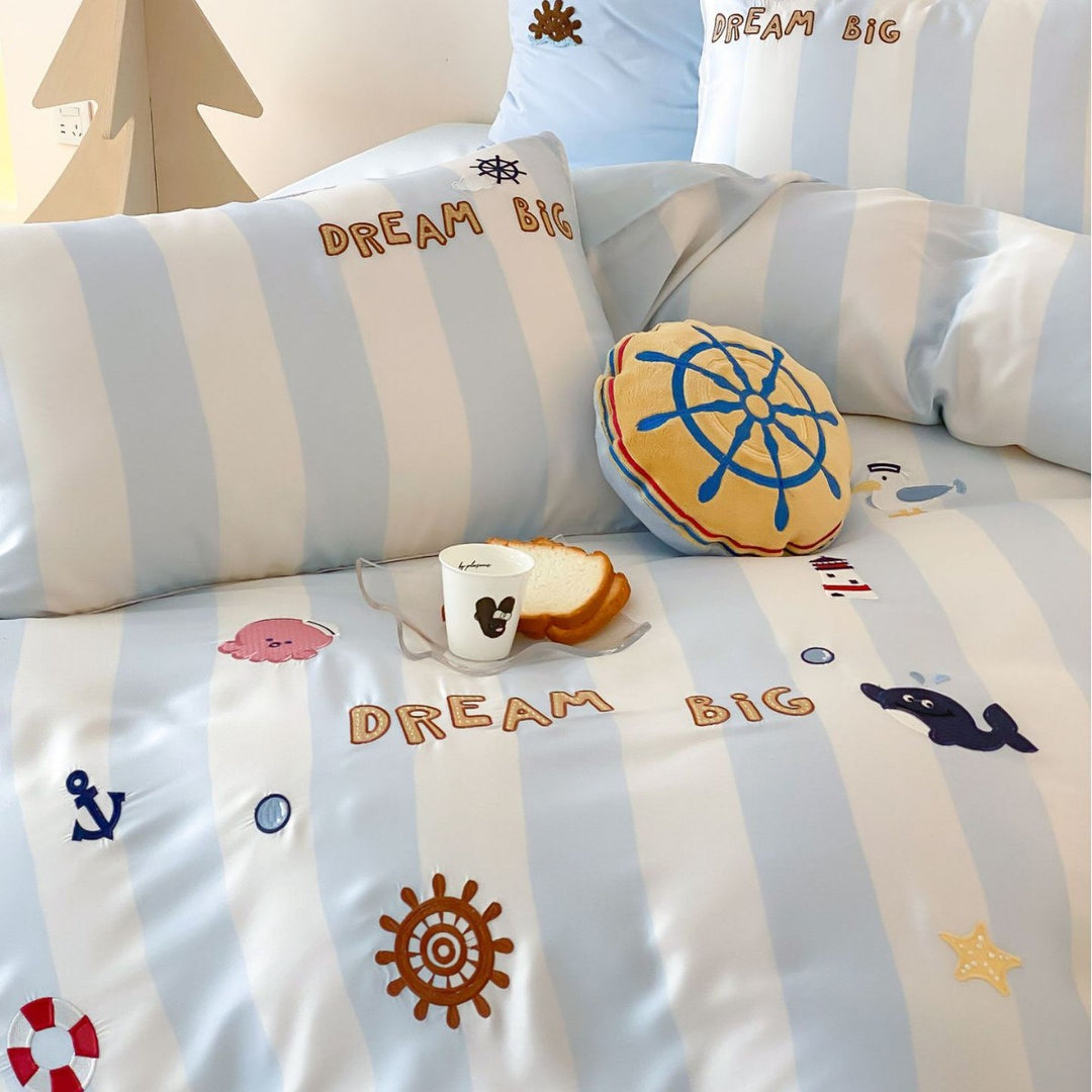 Nautisch gestreiftes Baumwollsatin-Kinderbettbezugset mit gestickten Ozeanmotiven
