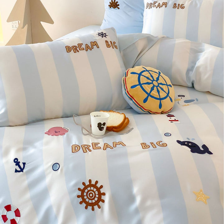 Nautisch gestreiftes Baumwollsatin-Kinderbettbezugset mit gestickten Ozeanmotiven