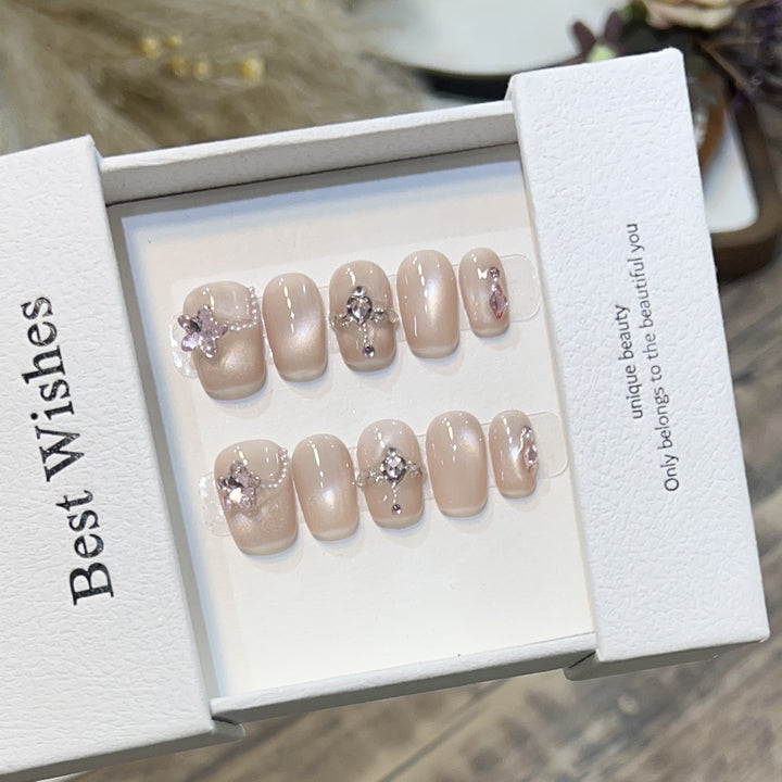 Elegantes Press-On-Nagelset mit floralen Akzenten Karnz