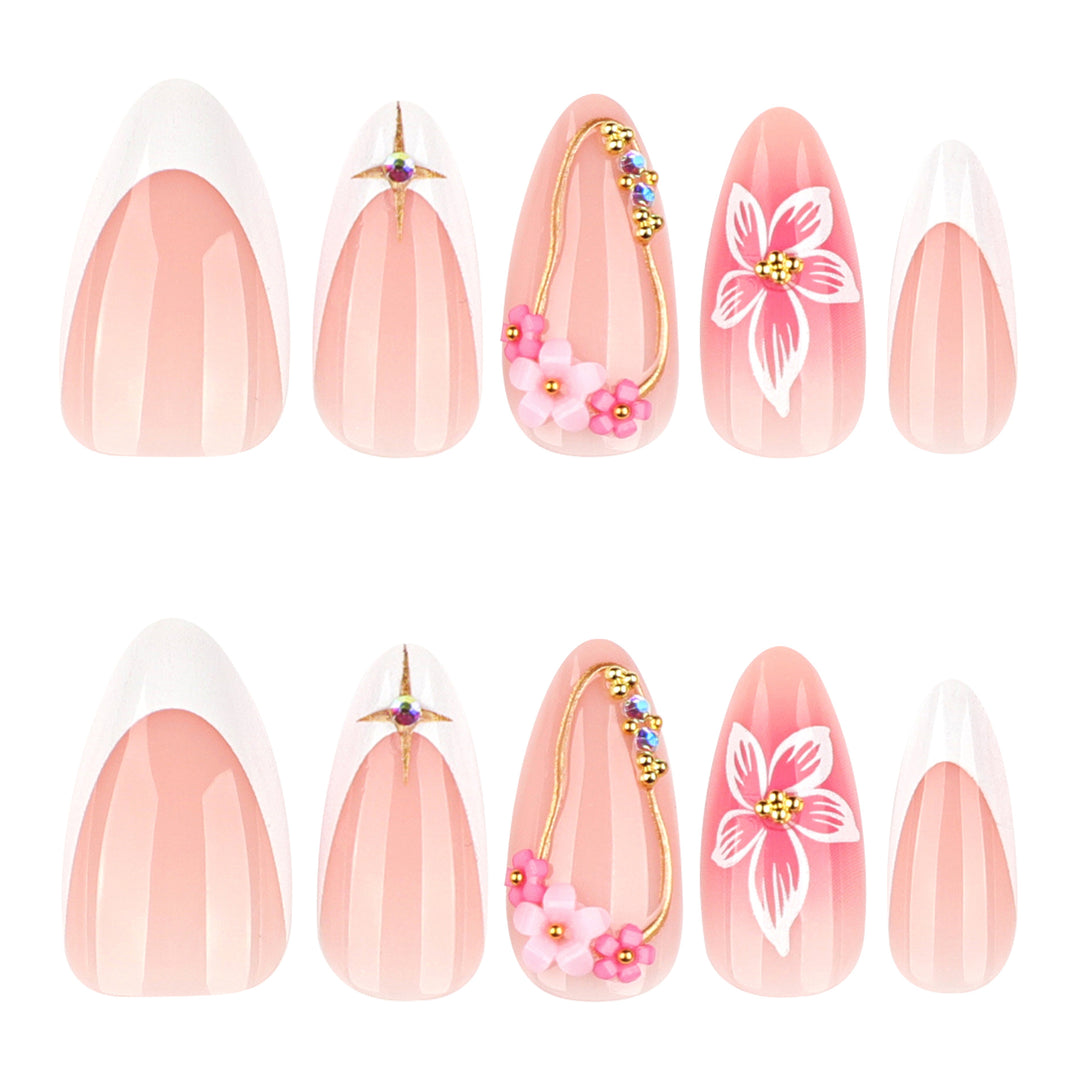 Kunstvolle Nagelverlängerungen mit floralen Akzenten Karnz