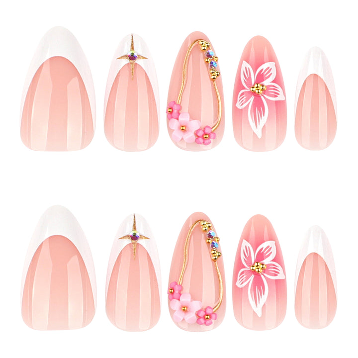 Kunstvolle Nagelverlängerungen mit floralen Akzenten Karnz