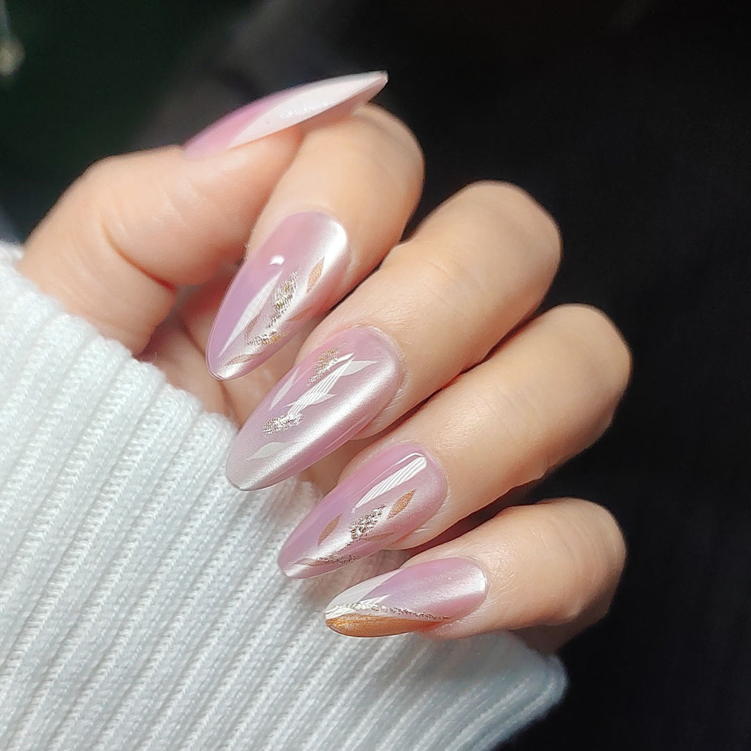 Elegante Stiletto Press-On Nägel mit künstlerischen goldenen Akzenten