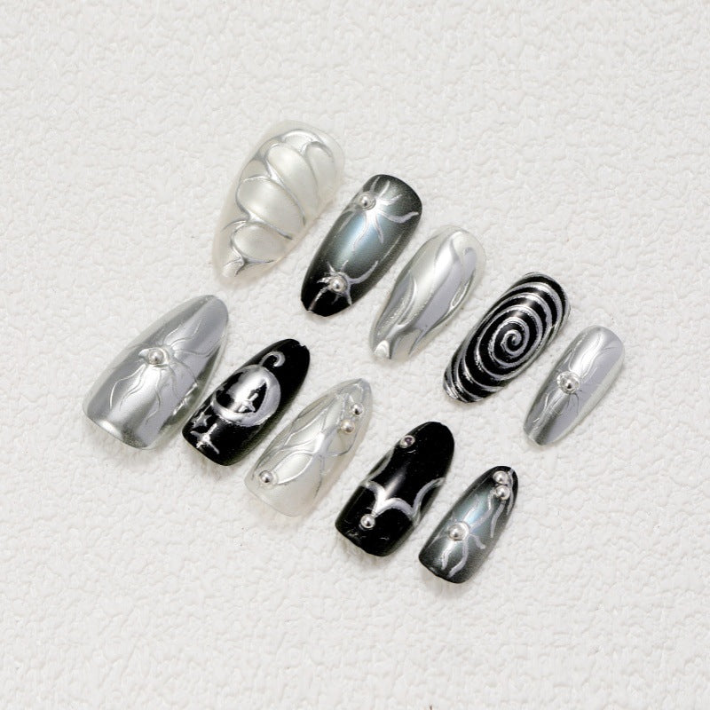 Kunstnägel mit Metallic-Effekten und komplexen Designs Karnz