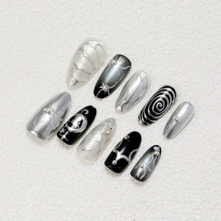 Kunstnägel mit Metallic-Effekten und komplexen Designs Karnz