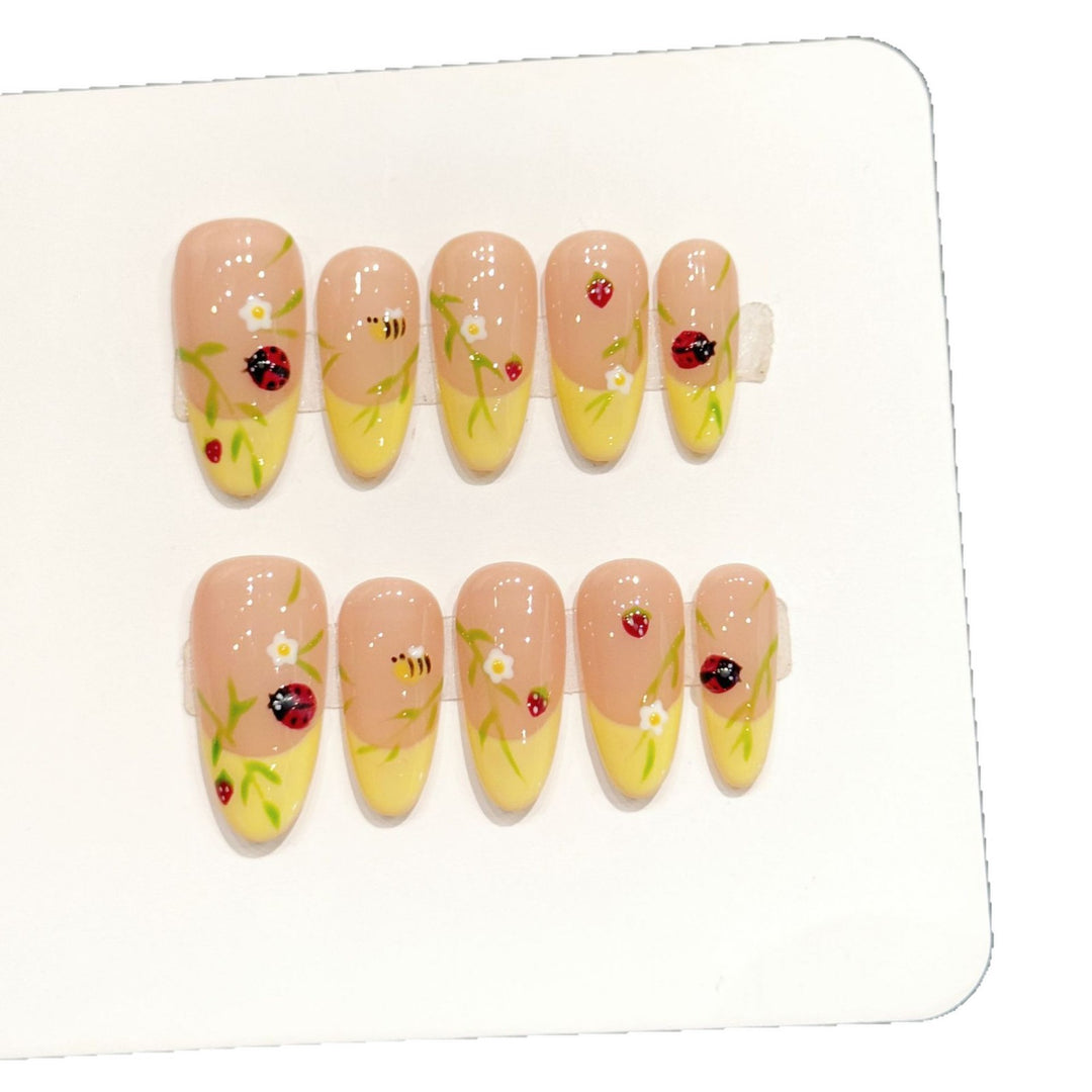Künstlerisches Press-On-Nagelset mit floralen und Insektendesigns
