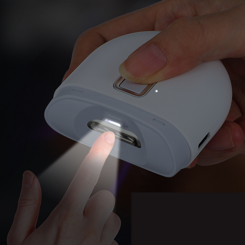 Karnz | Bequeme Nageltrimmung mit einer eingebauten Taschenlampe