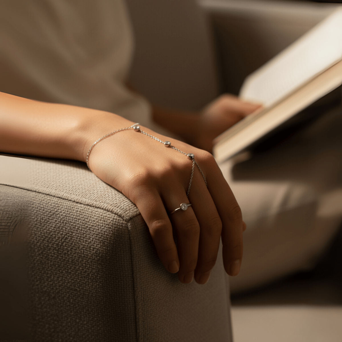 Verstellbares Fingerring-Armband aus Edelstahl mit Kristallen