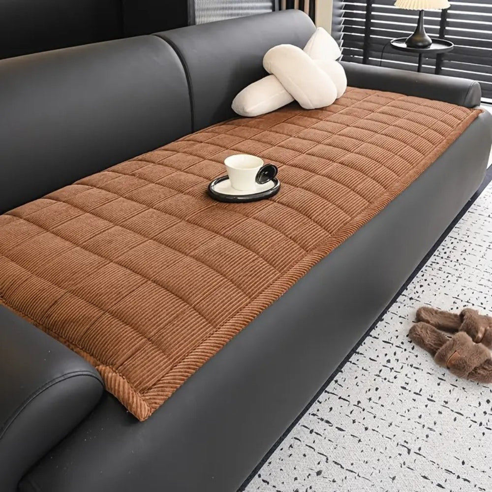 LuxeShield Quiltmatte — Verwandle Dein Sofa in eine makellose Wohlfühloase voller Schutz und Kuschelkomfort | Karnz