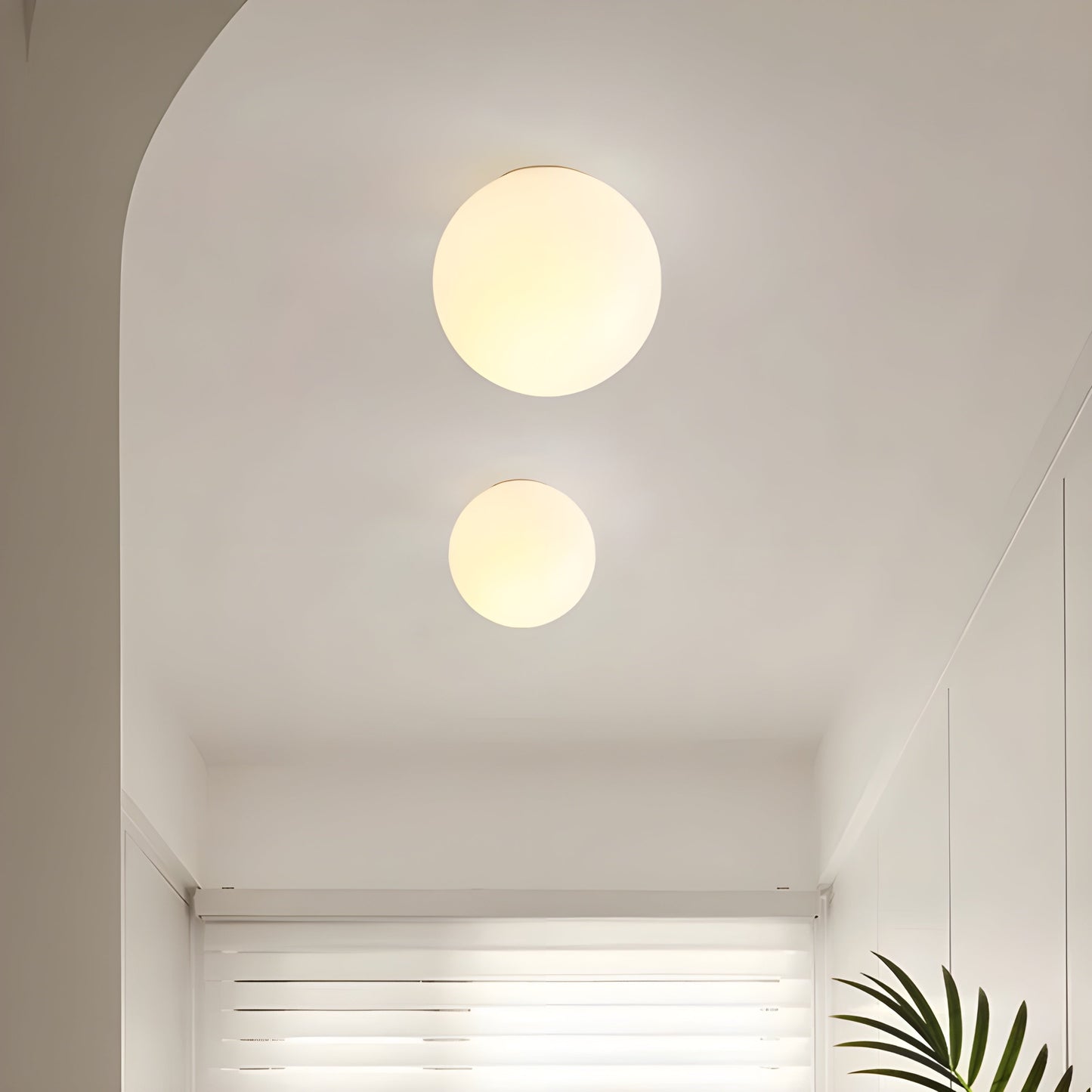 GlasAura Wandlampe mit Mattglasball und Metallbasis | Karnz